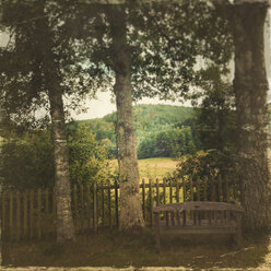 Leere Bank mit Blick auf den Pfälzerwald, Deutschland - LVF001915