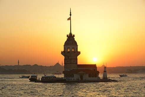 Türkei, Istanbul, Maiden's Tower bei Sonnenuntergang - LHF000407