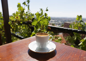 Türkei, Ankara, Tasse Kaffee auf dem Tisch im Cafe - SIEF005905