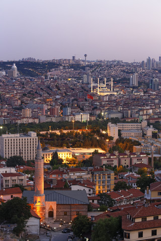 Türkei, Ankara, Blick auf die Stadt mit Aslanhane und Kocatepe-Moschee, lizenzfreies Stockfoto