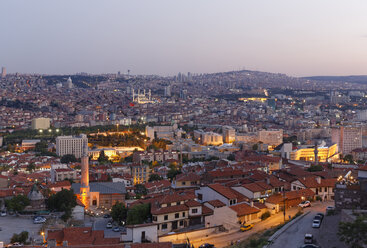 Türkei, Ankara, Blick auf die Stadt mit Aslanhane und Kocatepe-Moschee - SIEF005922