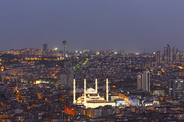 Türkei, Ankara, Blick auf die Stadt mit Kocatepe-Moschee - SIEF005924