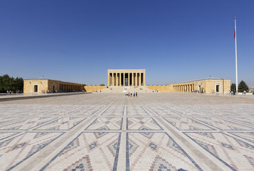 Türkei, Ankara, Anitkabir, Menschen besuchen Atatürks Mausoleum - SIEF005941