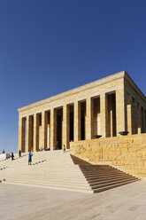 Türkei, Ankara, Anitkabir, Menschen besuchen Atatürks Mausoleum - SIEF005943