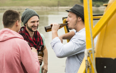 Group of friends drinking beer outdoors - UUF001849