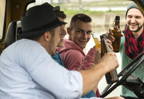 Gruppe von Freunden trinkt Bier im Auto - UUF001851