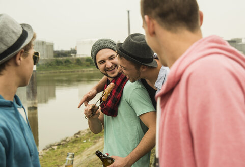 Eine Gruppe von Freunden trinkt Bier und grillt - UUF001859