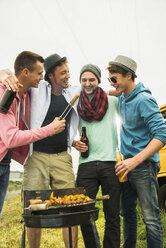 Group of friends drinking beer and having a barbecue - UUF001866