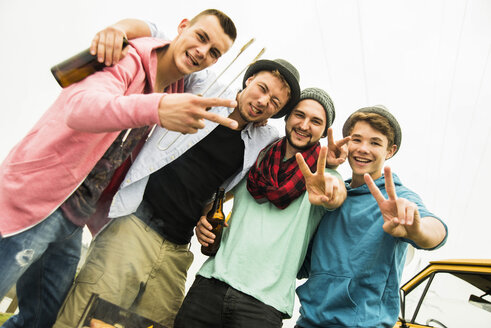 Porträt einer Gruppe von Freunden, die Bier trinken und grillen - UUF001867