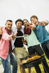 Portrait of group of friends drinking beer and having a barbecue - UUF001868