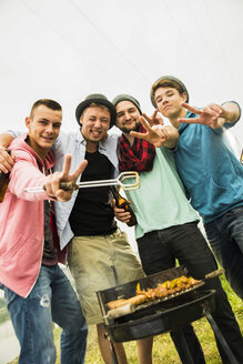 Porträt einer Gruppe von Freunden, die Bier trinken und grillen - UUF001868