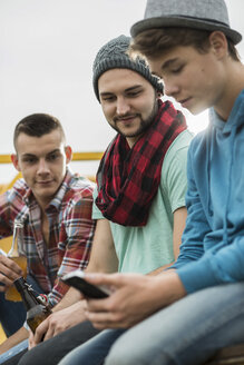 Gruppe von Freunden mit Handy auf einem Pick-up-Truck - UUF001883