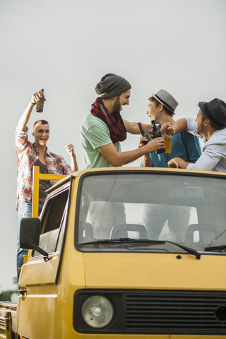 Gruppe von Freunden trinkt Bier auf einem Pick-up-Truck, lizenzfreies Stockfoto