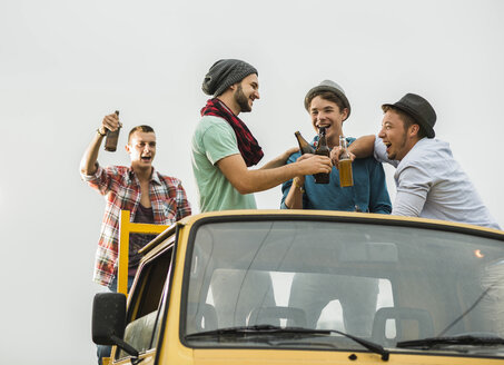 Gruppe von Freunden trinkt Bier auf einem Pick-up-Truck - UUF001889