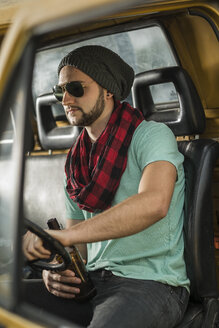 Junger Mann mit Bierflasche im Pick-up sitzend - UUF001890