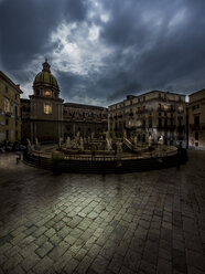 Italien, Sizilien, Provinz Palermo, Palermo, Piazza Pretoria, Springbrunnen Fontana della Vergogna und Kirche San Giuseppe dei Teatini im Hintergrund - AMF002832