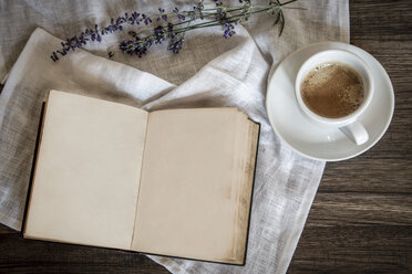Stillleben mit altem Buch, Tasse Kaffee, Lavendel und Tuch - SARF000808
