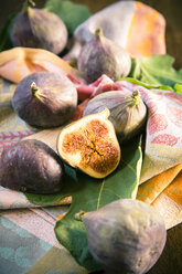 Figs and leaves on cloth - SARF000814