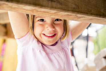 Glückliches kleines Mädchen auf dem Spielplatz - LVF001882