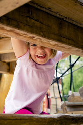 Glückliches kleines Mädchen auf dem Spielplatz - LVF001883