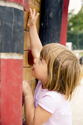 Kleines Mädchen auf dem Spielplatz - LVF001886