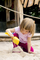 Kleines Mädchen auf dem Spielplatz, das im Sandkasten balanciert - LVF001887