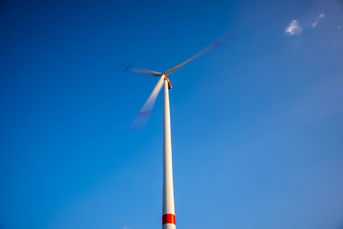 Deutschland, Tomerdingen Windpark, Rotierende Windturbine - WGF000460