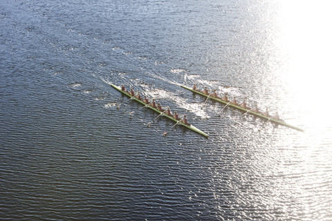 Erhöhte Ansicht von zwei Ruder-Achtern im Wasser, lizenzfreies Stockfoto