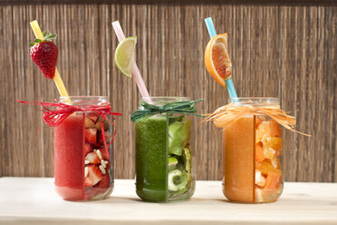 Red, green and orange vegetable and fruit smoothies - BEBF000004
