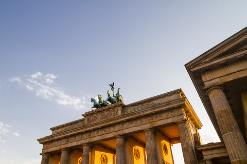 Deutschland, Berlin, Berlin-Mitte, Brandenburger Tor im Abendlicht, lizenzfreies Stockfoto