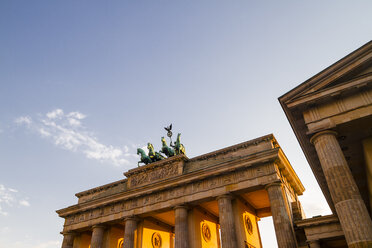 Deutschland, Berlin, Berlin-Mitte, Brandenburger Tor im Abendlicht - KRPF001163