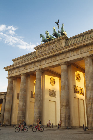 Deutschland, Berlin, Berlin-Mitte, Brandenburger Tor im Abendlicht, lizenzfreies Stockfoto