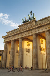 Deutschland, Berlin, Berlin-Mitte, Brandenburger Tor im Abendlicht - KRPF001164