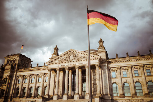 Germany, Berlin, Berlin-Tiergarten, Reichstag building and German flag - KRPF001136