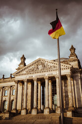 Germany, Berlin, Berlin-Tiergarten, Reichstag building and German flag - KRPF001137