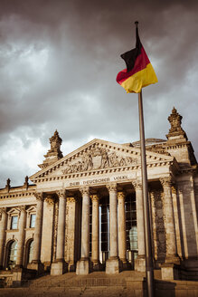 Deutschland, Berlin, Berlin-Tiergarten, Reichstagsgebäude und deutsche Flagge - KRPF001137