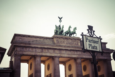Deutschland, Berlin, Berlin-Mitte, Brandenburger Tor am Pariser Platz - KRPF001165