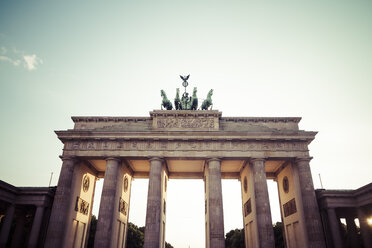 Deutschland, Berlin, Berlin-Mitte, Brandenburger Tor im Abendlicht - KRPF001167