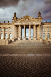 Deutschland, Berlin, Berlin-Tiergarten, Reichstagsgebäude - KRPF001138