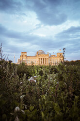 Deutschland, Berlin, Berlin-Tiergarten, Reichstagsgebäude am Abend - KRPF001141