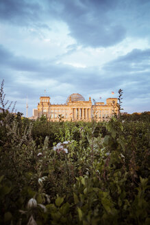 Deutschland, Berlin, Berlin-Tiergarten, Reichstagsgebäude am Abend - KRPF001141