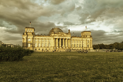 Deutschland, Berlin, Berlin-Tiergarten, Reichstagsgebäude am Abend, lizenzfreies Stockfoto