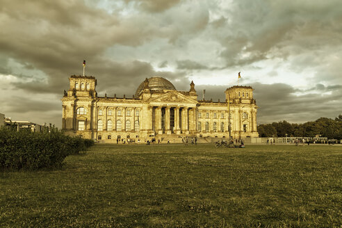 Deutschland, Berlin, Berlin-Tiergarten, Reichstagsgebäude am Abend - KRPF001142