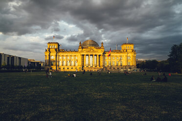 Deutschland, Berlin, Berlin-Tiergarten, Reichstagsgebäude am Abend - KRPF001143