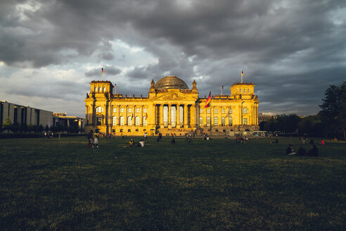 Germany, Berlin, Berlin-Tiergarten, Reichstag building in the evening - KRPF001143
