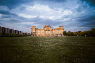 Deutschland, Berlin, Berlin-Tiergarten, Reichstagsgebäude am Abend - KRPF001144