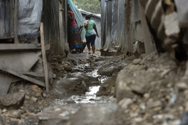 Haiti, Port-au-Prince, Icare Camp für Erdbebenflüchtlinge, Abwasser zwischen Kasernen - FLK000413