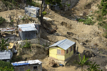 Haiti, Port-au-Prince, Nach dem Erdbeben 2012 eingestürzte Hütten - FLK000415