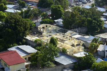 Haiti, Port-au-Prince, Wiederaufbau einer Schule mit Hilfe einer Hilfsorganisation - FLK000416