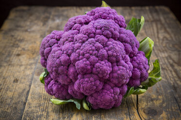 Purple cauliflower on wood - LVF001895